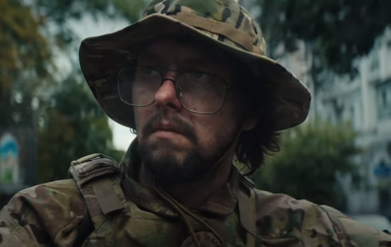 Океан Ельзи показали щемящее видео, в котором переплелись жизнь в тылу и боевые действия на фронтах